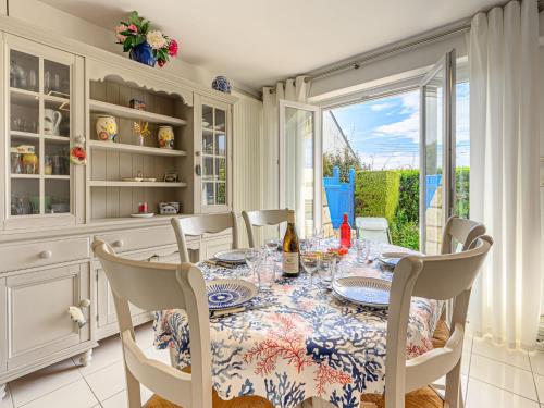 une salle à manger avec une table et des chaises dans l'établissement Holiday Home Les Dunes-1 by Interhome, à Quiberon