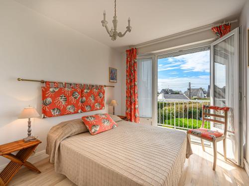une chambre avec un lit et une grande fenêtre dans l'établissement Holiday Home Les Dunes-1 by Interhome, à Quiberon
