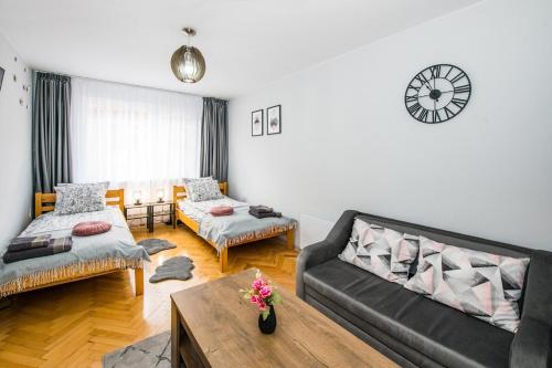 un soggiorno con un divano e un tavolo di Cozy 2BDRM near University & Free Street Parking a Veliko Tŭrnovo