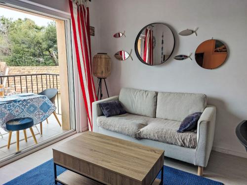 un salon avec un canapé et une table dans l'établissement Holiday Home La Corniche by Interhome, à La Madrague