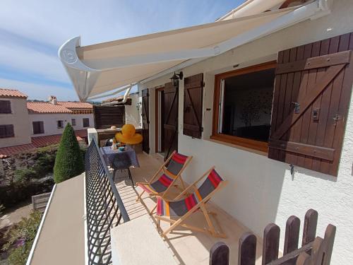 - un balcon d'une maison avec des chaises et une table dans l'établissement Apartment Fleurie by Interhome, à Fréjus
