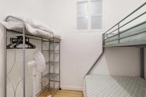 - une chambre avec des lits superposés dans l'établissement Le Villeneuve Village, à Villeneuve-Loubet