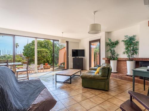 un salon avec un canapé et une table dans l'établissement Villa Cantegril by Interhome, à Hyères