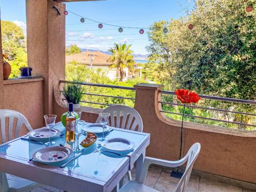 une table blanche et des chaises sur un balcon avec vue dans l'établissement Holiday Home Carina by Interhome, à Saint-Aygulf