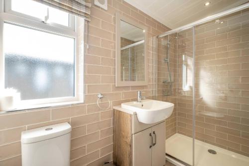 Vannituba majutusasutuses Driftwood Lodge, Sizewell - Adults only property - Aldeburgh Coastal Cottages