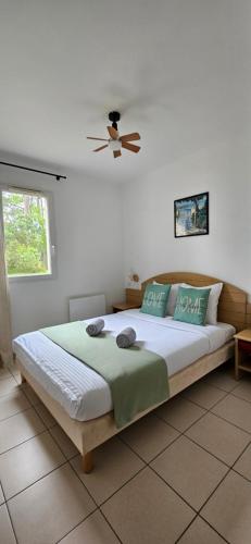 Chalet paisible à la plage, piscine et tennis