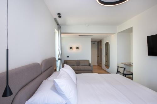 Ένα ή περισσότερα κρεβάτια σε δωμάτιο στο EdgeWater Beach Hotel