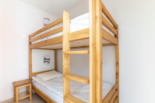 Ce lit superposé se trouve dans un dortoir avec une échelle. dans l'établissement Appartement pour 6 - 900m des pistes - terrasse, à La Joue du Loup
