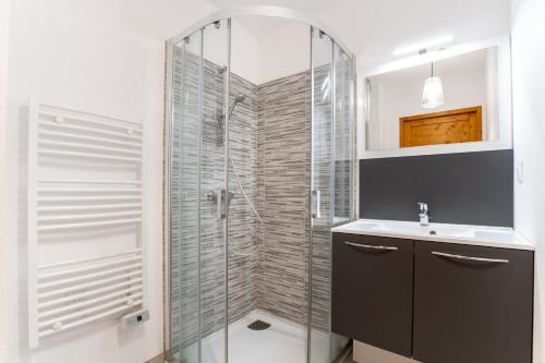 une salle de bain avec une douche en verre et un lavabo dans l'établissement Appartement pour 6 - 900m des pistes - terrasse, à La Joue du Loup
