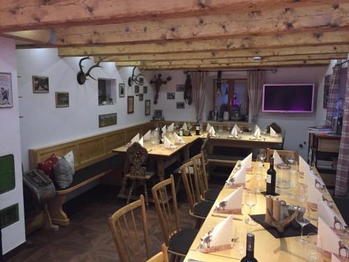 a dining room with tables and chairs in a restaurant at Zum Kirchenbauer in Oberammergau