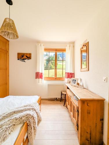 Ein Bett oder Betten in einem Zimmer der Unterkunft Rare, quite & centered Apartment with Garden & Fireplace