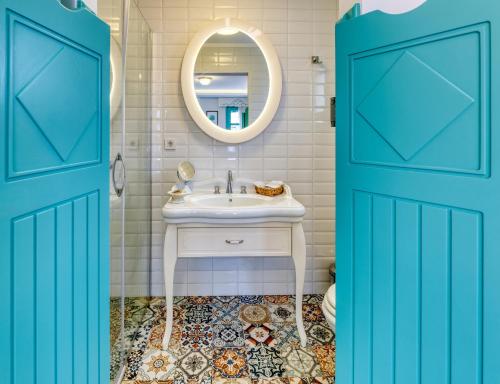 a bathroom with a sink and a mirror at Sigacik Gardenya Buti̇k Otel in Siğacık