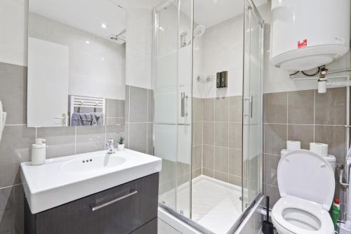 une salle de bain avec toilettes, lavabo et douche dans l'établissement Heart of Paris - 2BR - 6P - Le Marais 8 Free Netflix, à Paris