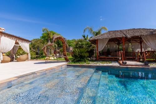 - une piscine avec un kiosque et un complexe dans l'établissement Phuket, à Peypin