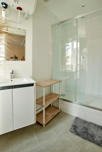 une salle de bain avec un lavabo et une douche en verre dans l'établissement Boulevard Ney - 18th - Ney 6, à Paris