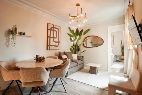 un salon avec une table et un canapé dans l'établissement Boulevard Ney - 18th - Ney 6, à Paris