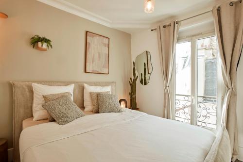 une chambre avec un grand lit blanc avec une fenêtre dans l'établissement Boulevard Ney - 18th - Ney 6, à Paris