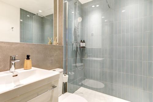 une salle de bain avec une douche, des toilettes et un lavabo dans l'établissement Eiffel residence Joséphine, à Paris