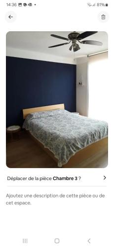 - une chambre bleue avec un lit et un ventilateur de plafond dans l'établissement Maison lumineuse et au calme, à La Celle-sous-Gouzon