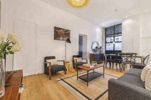 un salon avec un canapé et une table dans l'établissement Bulle, à Paris