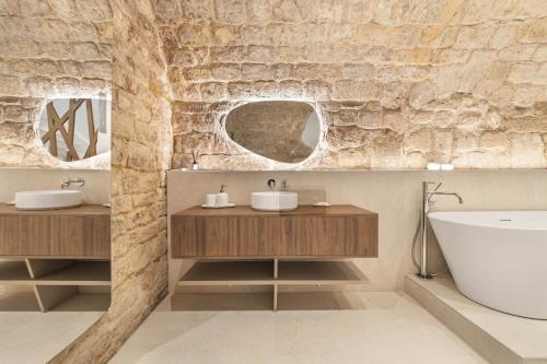 une salle de bain avec deux lavabos et une baignoire dans l'établissement Bulle, à Paris