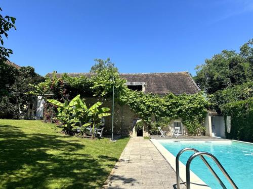 une maison avec une piscine dans la cour dans l'établissement Havre de paix 1h30 de Paris, à Champigny-sur-Yonne