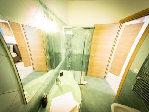 Un baño con ducha, inodoro y lavabo. en La Stella di Roma al Vaticano, en Roma