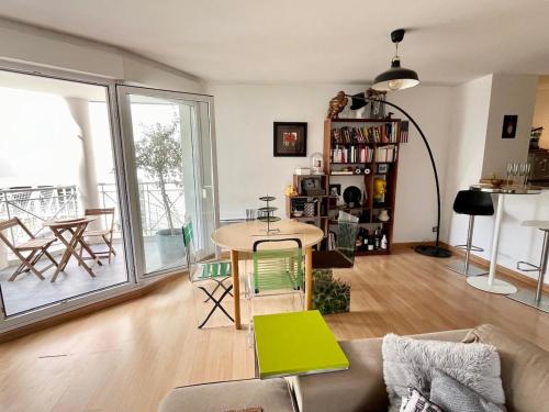 - un salon avec un canapé et une table dans l'établissement Large apartment in Old Lille, balcony, secure parking, à Lille