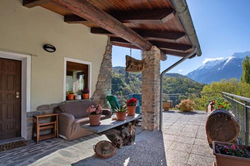 a patio with a couch and a table with plants at Eun Tchì Vo - Gignod in Gignod