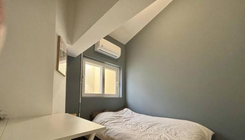 une petite chambre avec un lit et une fenêtre dans l'établissement Nice Signature Delille, à Nice