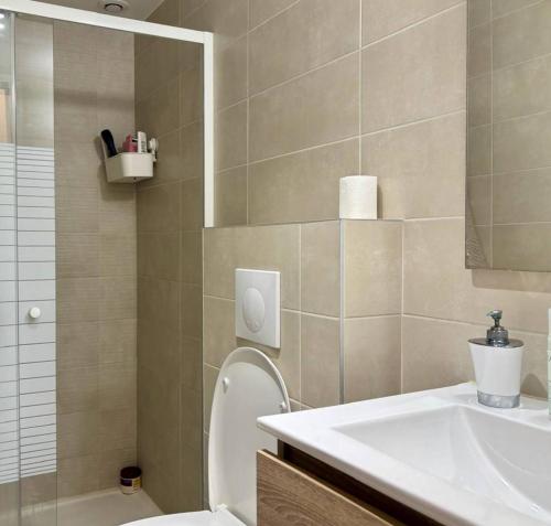 une salle de bain avec un lavabo, des toilettes et un miroir dans l'établissement Nice Signature Delille, à Nice