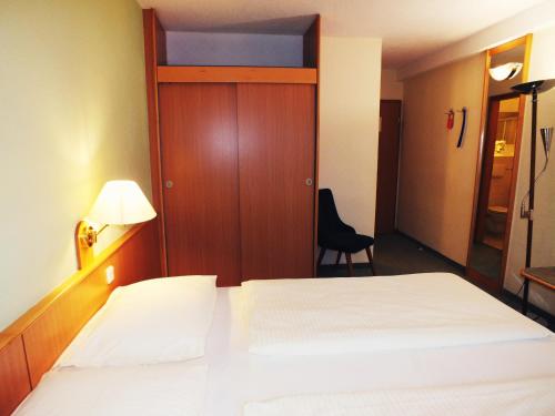 a hotel room with a bed and a desk and a chair at Werrapark Resort Hotel Frankenblick in Masserberg