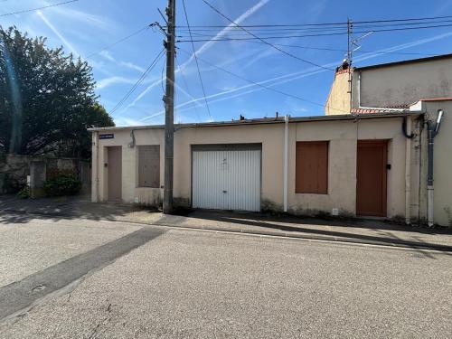 une rue vide devant un immeuble dans l'établissement Studio l'Evasion - Clim - Valence, à Valence