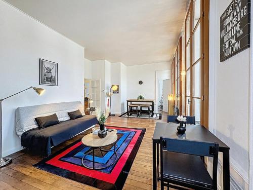 un salon avec un canapé et une table dans l'établissement Home Away tramassac 1, à Lyon