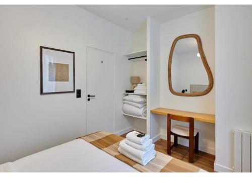 une chambre avec un lit, un miroir et une table dans l'établissement Apartment in the center of Paris by Studio prestige, à Paris