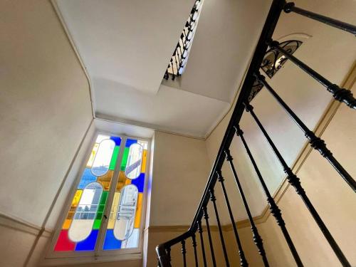 un vitrail dans un escalier dans l'établissement Nice Signature Assalit Studio, à Nice