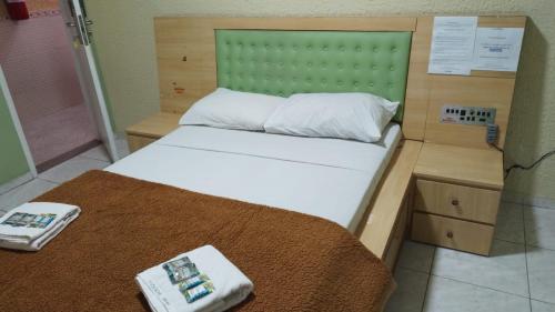 サンパウロにあるHotel Brooklinのベッドルーム1室(携帯電話付)