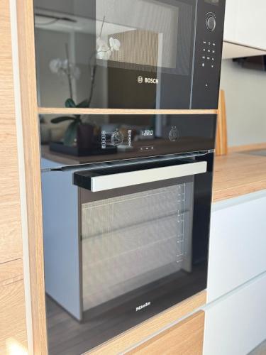 a microwave oven sitting on top of a kitchen counter at Mahesars Home in Gevelsberg
