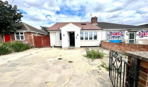 a house with a flag painted on the side of it at Douglas Home in Hayes