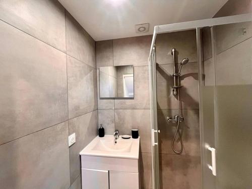 une salle de bain avec douche et lavabo dans l'établissement Nice Signature Assalit 2P, à Nice