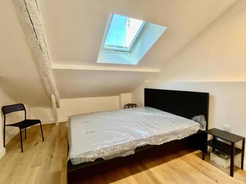 - une chambre avec un lit, une fenêtre et une chaise dans l'établissement Nice Signature Assalit 2P, à Nice