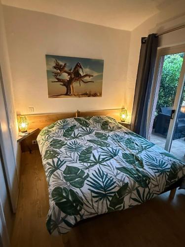 - une chambre dotée d'un lit avec un couvre-lit vert et blanc dans l'établissement Villa La Rotondo dans la résidence ALTA STRADA piscine partagée chauffée, à Sainte-Lucie de Porto-Vecchio