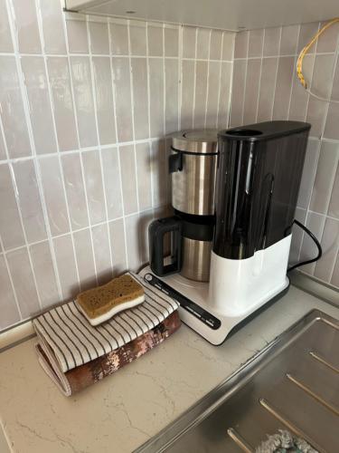 a coffee maker sitting on a counter next to a counter top at Apartment im Schwarzwald -Natur, Kamin & WLAN, Nähe Baiersbronn in Baiersbronn