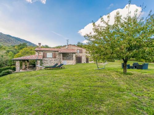 an old stone house with a tree in the yard at Holiday Home Bellavista - Villi by Interhome in Montieri