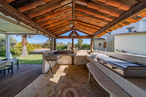 une terrasse avec une table et des bancs dans l'établissement Beautiful 300 m2 Villa, Big Pool, 3000m2 garden, à Mouans-Sartoux