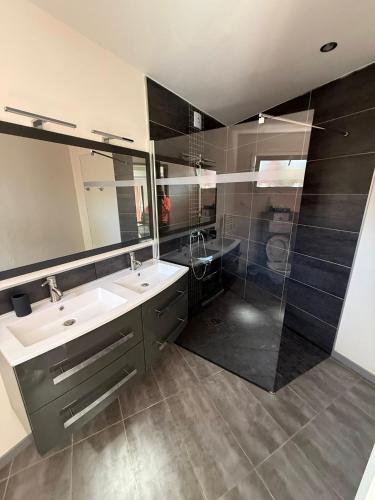 une salle de bain avec deux lavabos et une douche dans l'établissement Villa La Rotondo dans la résidence ALTA STRADA piscine partagée chauffée, à Sainte-Lucie de Porto-Vecchio