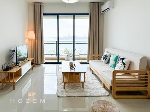 TV a/nebo společenská místnost v ubytování 2BR2B Hozem JB1907 Apartment Forest City