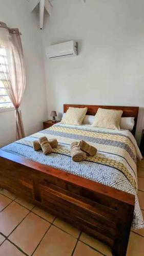 a bedroom with a bed with two towels on it at Villa élégante à Saint-François + Piscine privée in Saint-François