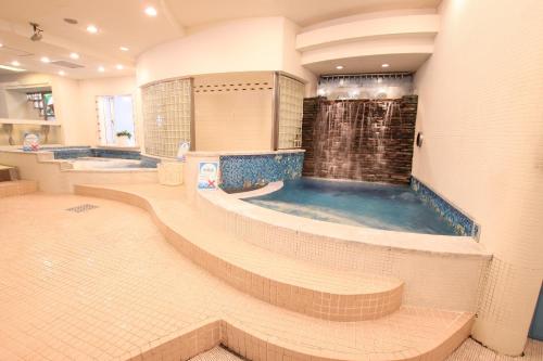 y baño grande con bañera y ducha. en Capsule Inn Osaka (Male Only), en Osaka