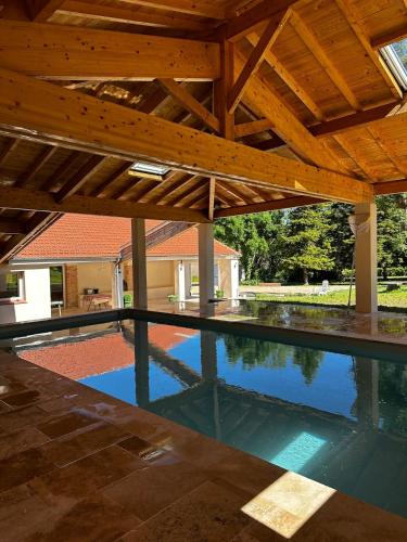 - une piscine sous une pergola en bois dans l'établissement Le Grand Tissac Maison dans le Quercy, à Cazes-Mondenard